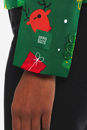 Frau trägt einen grünen Weihnachtsblazer für Damen, der mit Weihnachtsmotiven bedeckt ist.
