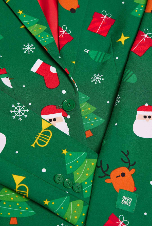 Frau trägt einen grünen Weihnachtsblazer für Damen, der mit Weihnachtsmotiven bedeckt ist.