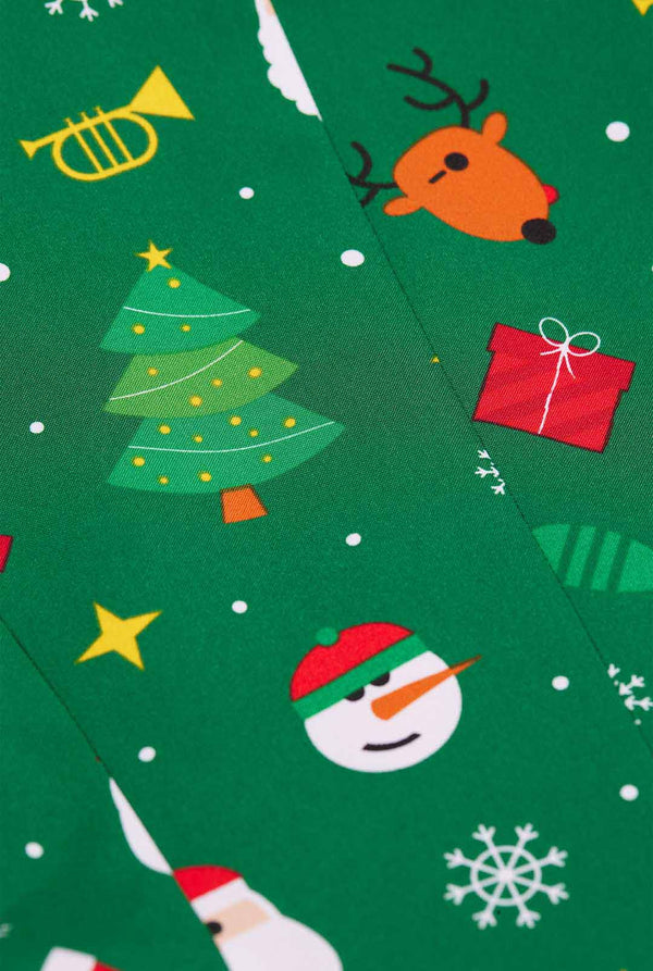 Frau trägt einen grünen Weihnachtsblazer für Damen, der mit Weihnachtsmotiven bedeckt ist.
