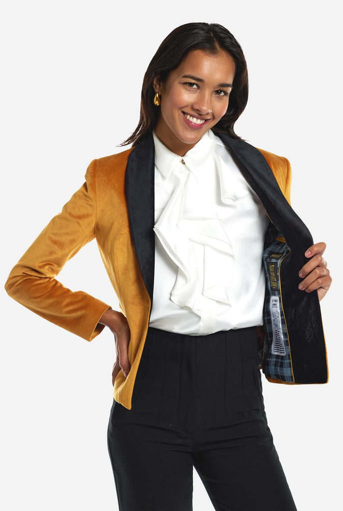 Damen trägt Dinnen Jacket Gold Blazer