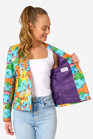 Frauen tragen einen mehrfarbigen Pokemon-Blazer, auf dem Figuren wie Pikachu, Squirtle, Charmander und Bulbasaur abgebildet sind. Sie hält eine Seite des Blazers offen.