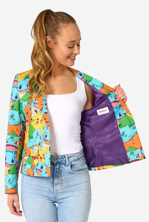 Frauen tragen einen mehrfarbigen Pokemon-Blazer, auf dem Figuren wie Pikachu, Squirtle, Charmander und Bulbasaur abgebildet sind. Sie hält eine Seite des Blazers offen.