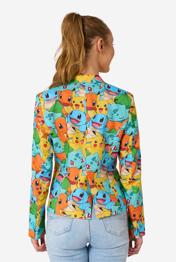 Frauen tragen einen mehrfarbigen Pokemon-Blazer, auf dem Figuren wie Pikachu, Squirtle, Charmander und Bulbasaur abgebildet sind. Ansicht von hinten.
