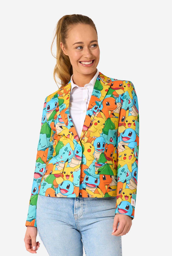 Frauen tragen einen mehrfarbigen Pokemon-Blazer, auf dem Figuren wie Pikachu, Squirtle, Charmander und Bulbasaur abgebildet sind. Blick zur Seite