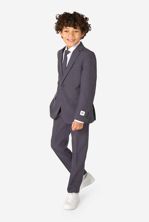 Junge in einem eleganten, anthrazitfarbenen Anzug mit weißem Hemd und selbstbewusstem Lächeln. Perfektes formelles Outfit für besondere Anlässe, Hochzeiten und Partys.