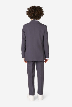 Junge in einem eleganten, anthrazitfarbenen Anzug mit weißem Hemd und selbstbewusstem Lächeln. Perfektes formelles Outfit für besondere Anlässe, Hochzeiten und Partys.