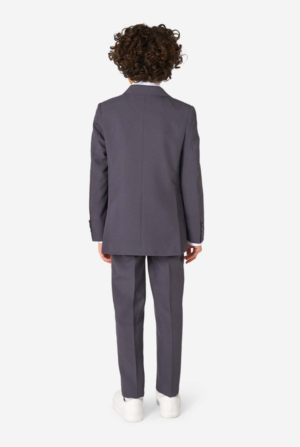 Junge in einem eleganten, anthrazitfarbenen Anzug mit weißem Hemd und selbstbewusstem Lächeln. Perfektes formelles Outfit für besondere Anlässe, Hochzeiten und Partys.