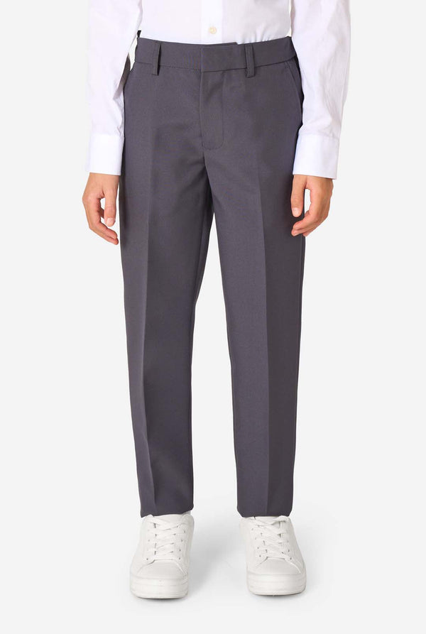 Junge in einem eleganten, anthrazitfarbenen Anzug mit weißem Hemd und selbstbewusstem Lächeln. Perfektes formelles Outfit für besondere Anlässe, Hochzeiten und Partys.