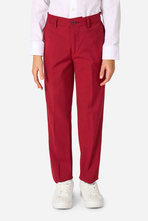 Kind trägt einen stilvollen bordeauxroten Anzug mit weißem Hemd, schaut selbstbewusst. Perfektes festliches Outfit für besondere Anlässe, Hochzeiten und Partys von Jungen. Nahaufnahme der Hose.