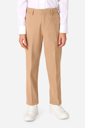 Kind trägt einen stilvollen hellbraunen/beigen Anzug mit weißem Hemd, schaut weg von der Kamera. Perfektes festliches Outfit für besondere Anlässe, Hochzeiten und Partys von Jungen. Fokus auf die Hose.