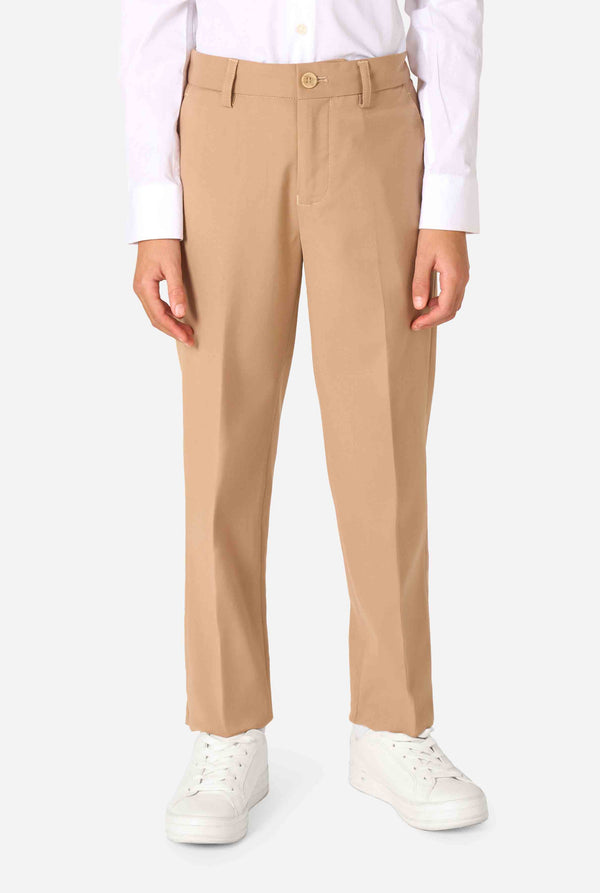 Kind trägt einen stilvollen hellbraunen/beigen Anzug mit weißem Hemd, schaut weg von der Kamera. Perfektes festliches Outfit für besondere Anlässe, Hochzeiten und Partys von Jungen. Fokus auf die Hose.