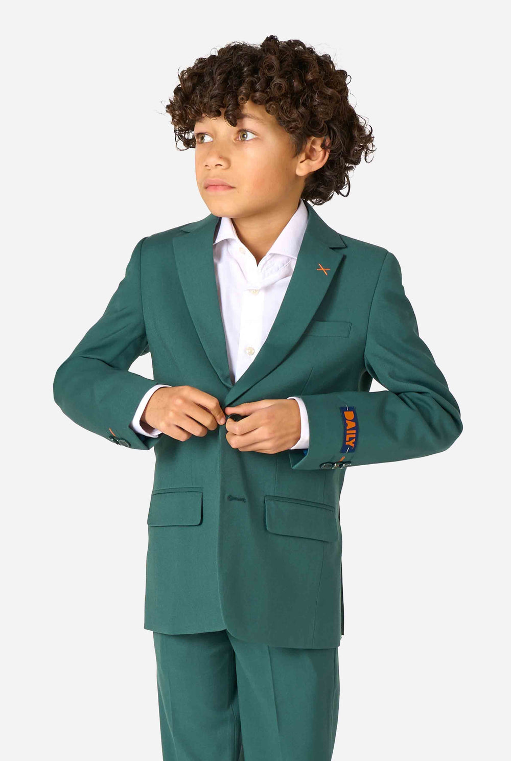 Kind trägt einen stilvollen dunkelgrünen Anzug mit weißem Hemd, schaut weg von der Kamera. Perfektes festliches Outfit für besondere Anlässe, Hochzeiten und Partys von Jungen.