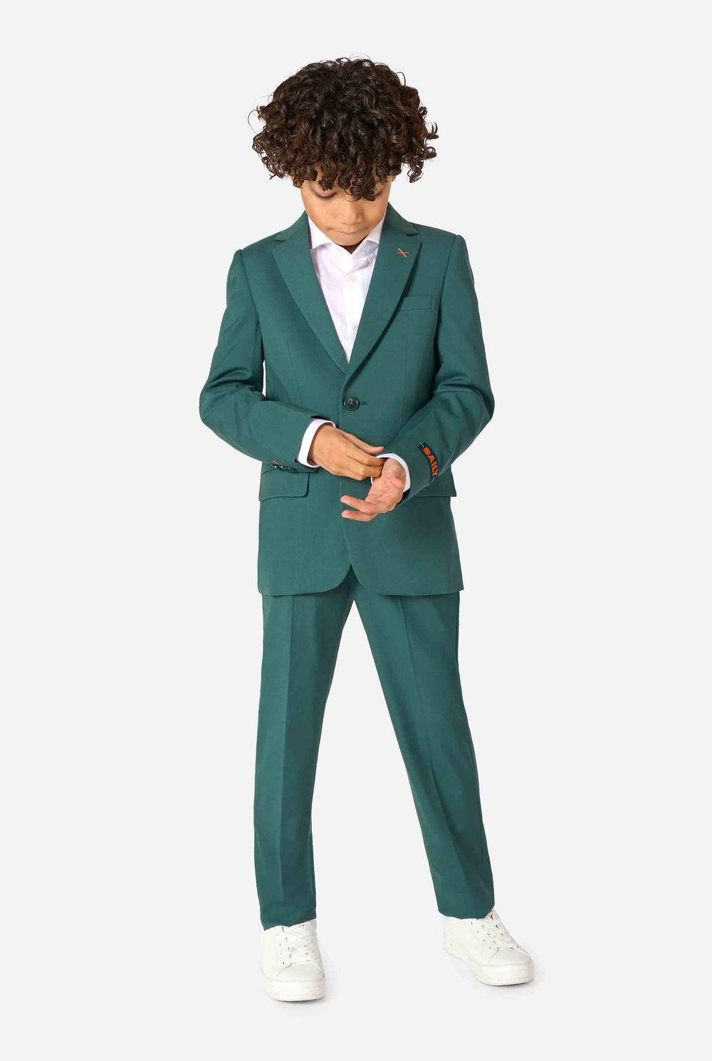 Kind trägt einen stilvollen dunkelgrünen Anzug mit weißem Hemd, schaut weg von der Kamera. Perfektes festliches Outfit für besondere Anlässe, Hochzeiten und Partys von Jungen.