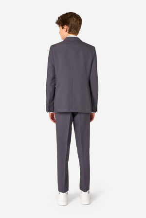 Teenager in einem stylischen anthrazitfarbenen Anzug mit weißem Hemd und selbstbewusstem Lächeln. Perfektes formelles Outfit für besondere Anlässe, Hochzeiten und Partys.