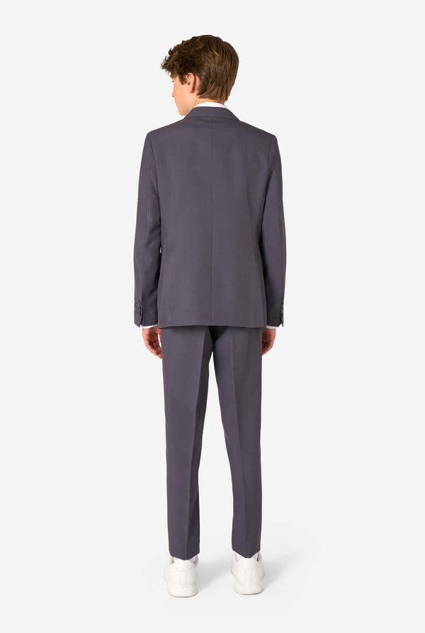 Teenager in einem stylischen anthrazitfarbenen Anzug mit weißem Hemd und selbstbewusstem Lächeln. Perfektes formelles Outfit für besondere Anlässe, Hochzeiten und Partys.