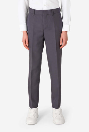Teenager in einem stylischen anthrazitfarbenen Anzug mit weißem Hemd und selbstbewusstem Lächeln. Perfektes formelles Outfit für besondere Anlässe, Hochzeiten und Partys.