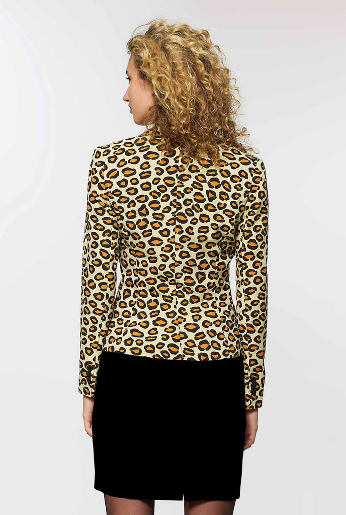 Frau trägt Damenblazer mit Panther-/Jaguar-Print