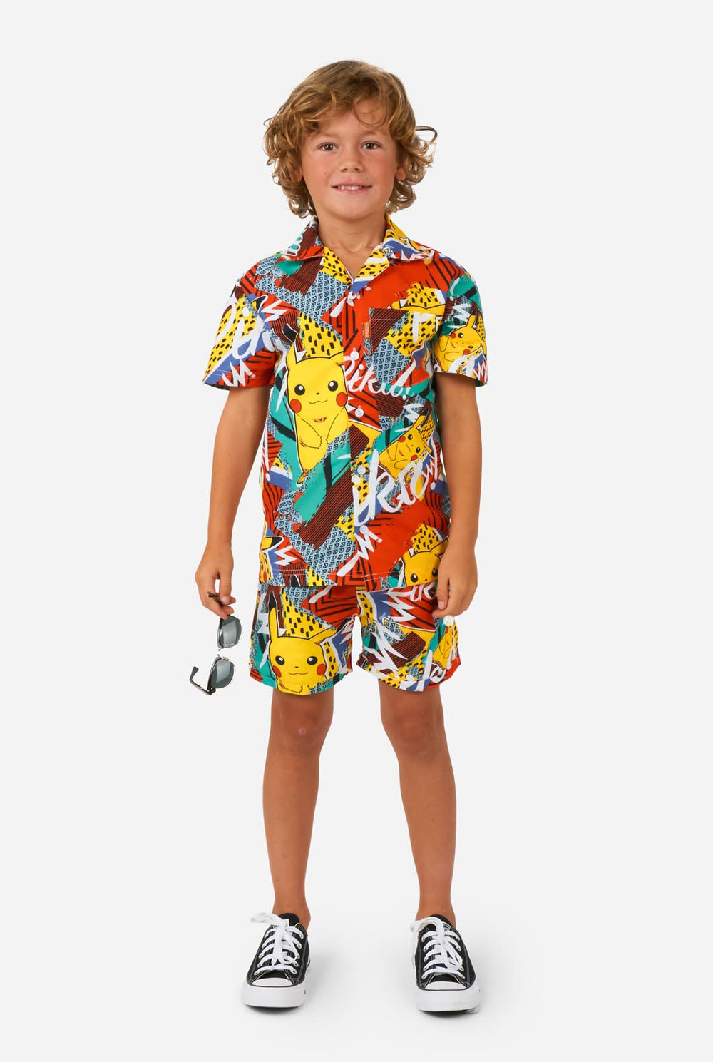 Junge trägt Sommerset bestehend aus Shirt und Shorts mit Pikachu Pokemon Aufdruck