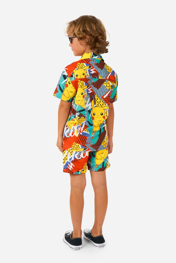 Junge trägt Sommerset bestehend aus Shirt und Shorts mit Pikachu Pokemon Aufdruck