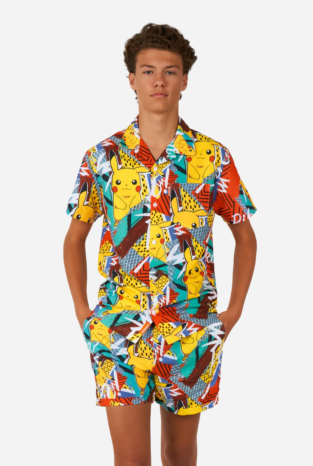 Teenager trägt Sommerset bestehend aus Shirt und Shorts mit Pikachu Pokemon-Aufdruck