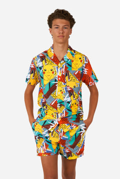 Teenager trägt Sommerset bestehend aus Shirt und Shorts mit Pikachu Pokemon-Aufdruck