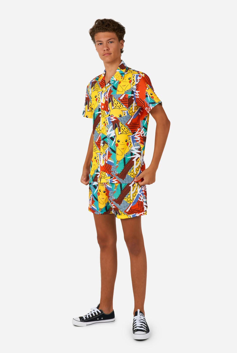 Teenager trägt Sommerset bestehend aus Shirt und Shorts mit Pikachu Pokemon-Aufdruck