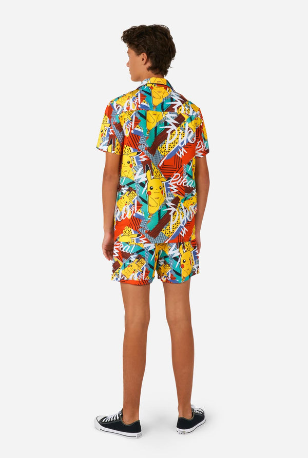 Teenager trägt Sommerset bestehend aus Shirt und Shorts mit Pikachu Pokemon-Aufdruck