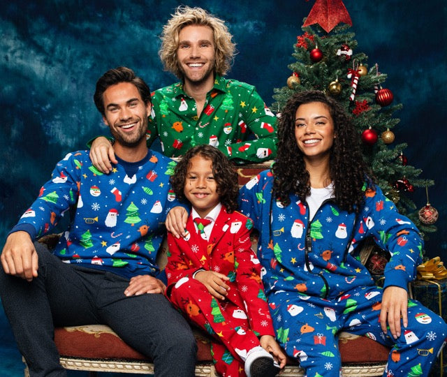 Ein Bild von vier Personen, die auf einer Couch sitzen und Festivity-Weihnachtsprodukte tragen.