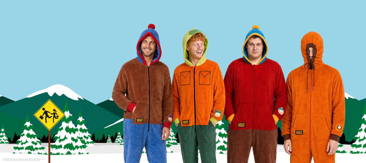 Vier Männer in bunten South-Park-Charakter-Stramplern, die von Stan, Kyle, Cartman und Kenny inspiriert sind, stehen vor einer verschneiten South-Park-Bergkulisse.