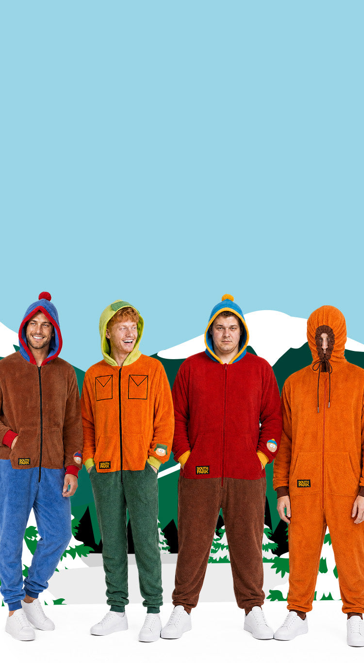 Vier Männer in bunten South-Park-Charakter-Stramplern, die von Stan, Kyle, Cartman und Kenny inspiriert sind, stehen vor einer verschneiten South-Park-Bergkulisse.