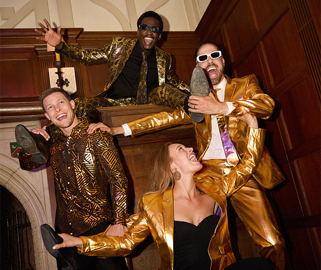 Ein Bild von vier Personen, die goldene Produkte tragen.
