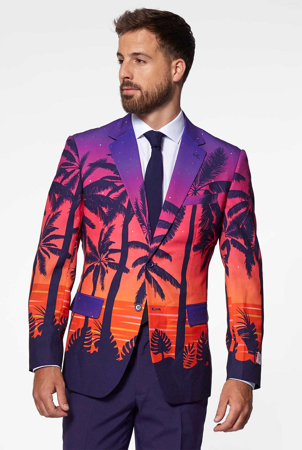 Mann, der suave Sonnenuntergang Hawaiianer Anzug trägt
