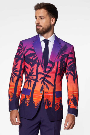 Mann, der suave Sonnenuntergang Hawaiianer Anzug trägt