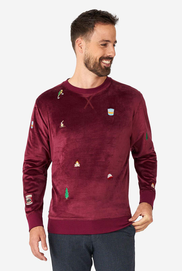 Mann, der Velvet Burgund rotes Weihnachtspullover mit Weihnachtsikonen trägt