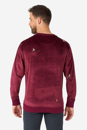 Mann, der Velvet Burgund rotes Weihnachtspullover mit Weihnachtsikonen trägt, Blick von hinten