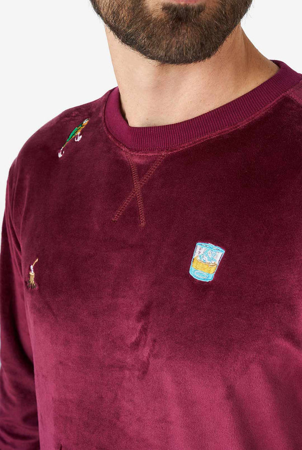 Mann, der Velvet Burgund rotes Weihnachtspullover mit Weihnachtsikonen trägt, Nahaufnahme