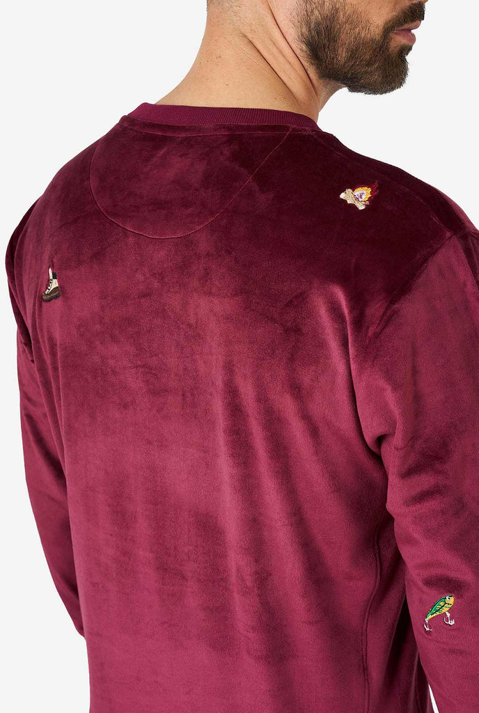 Mann, der Velvet Burgund rotes Weihnachtspullover mit Weihnachtsikonen trägt, Nahaufnahme von hinten