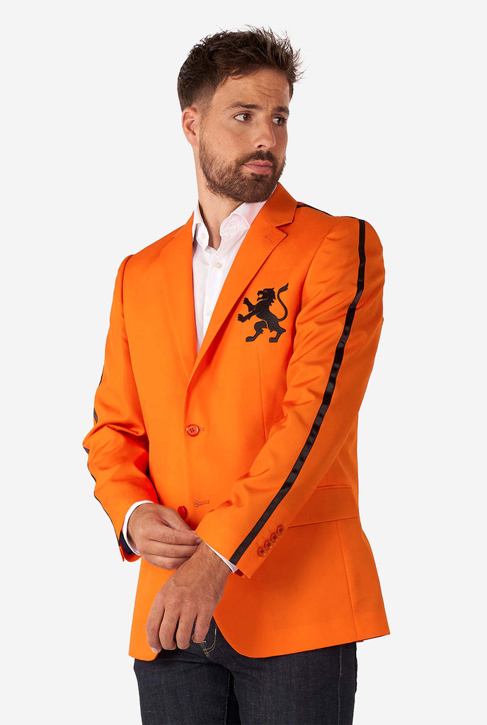 Mann, der Orange Blazer mit niederländischem Löwe trägt