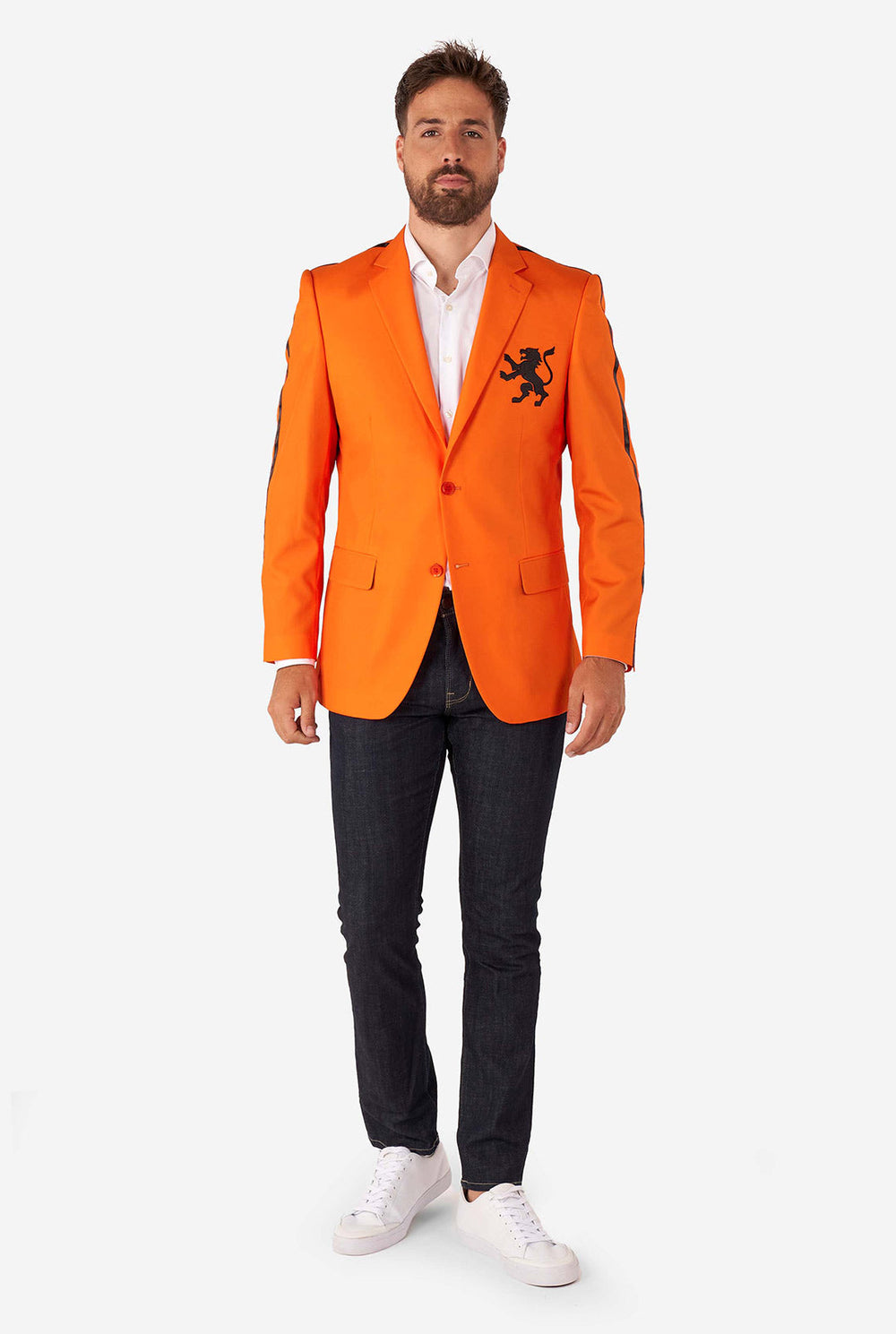Mann, der Orange Blazer mit niederländischem Löwe trägt