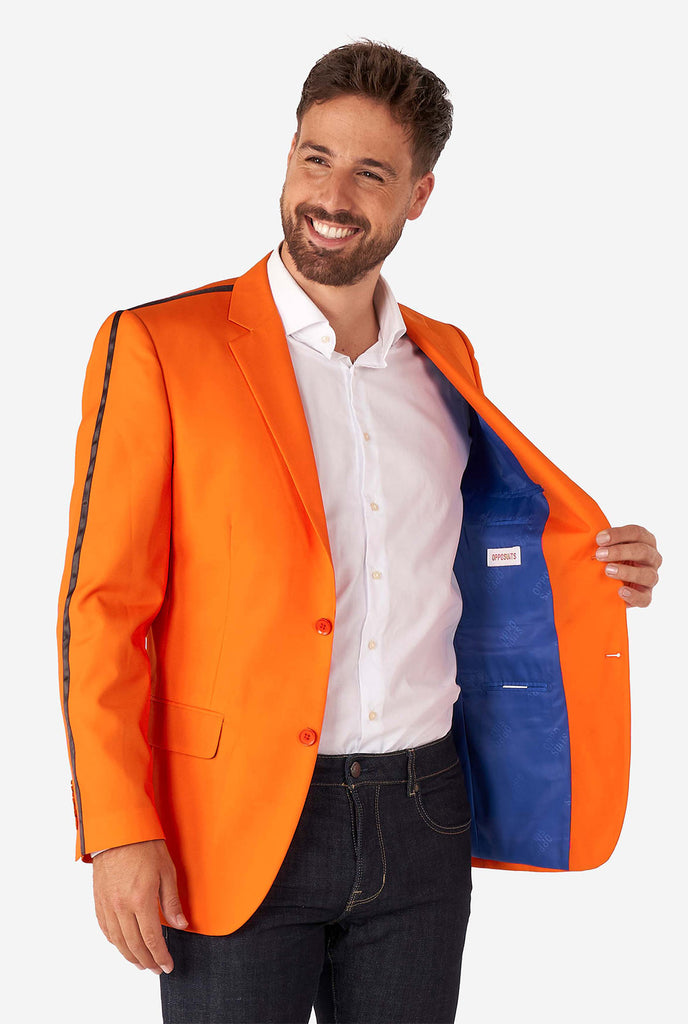 Mann, der Orange Blazer mit niederländischem Löwe trägt