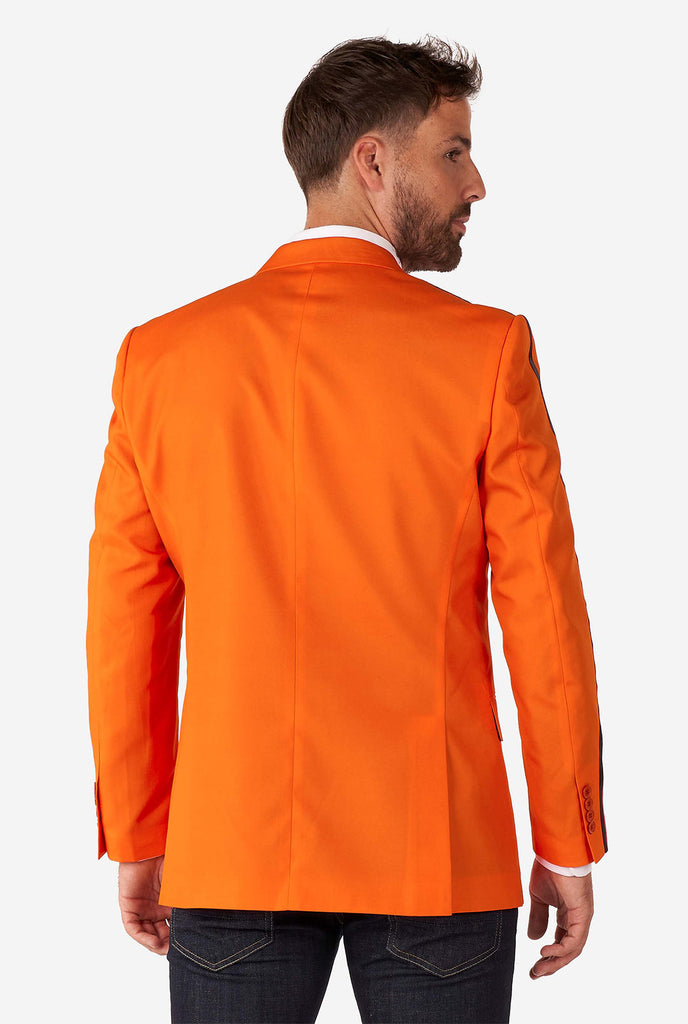 Mann, der Orange Blazer mit niederländischem Löwen trägt, Blick auf hinten