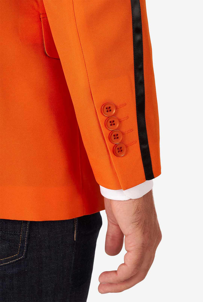 Mann, der Orange Blazer mit niederländischem Löwe trägt, Nahaufnahme Ärmel