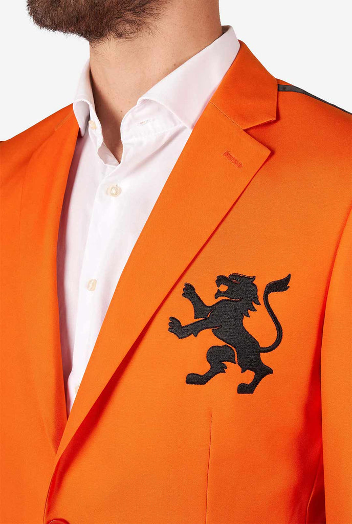Mann, der Orange Blazer mit niederländischem Löwe trägt, Nahaufnahme