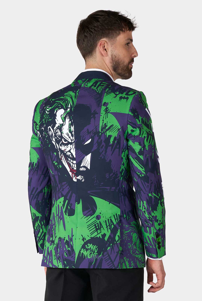 Mann trägt lila und grünen Batman vs. Joker Herrenblazer, Ansicht von hinten