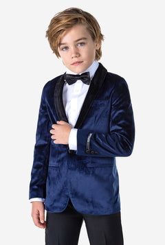 Junge, der blaue Velvet -Weihnachtsfestjacke trägt