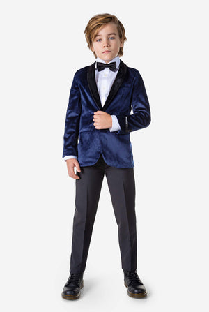 Junge, der blaue Velvet -Weihnachtsfestjacke trägt