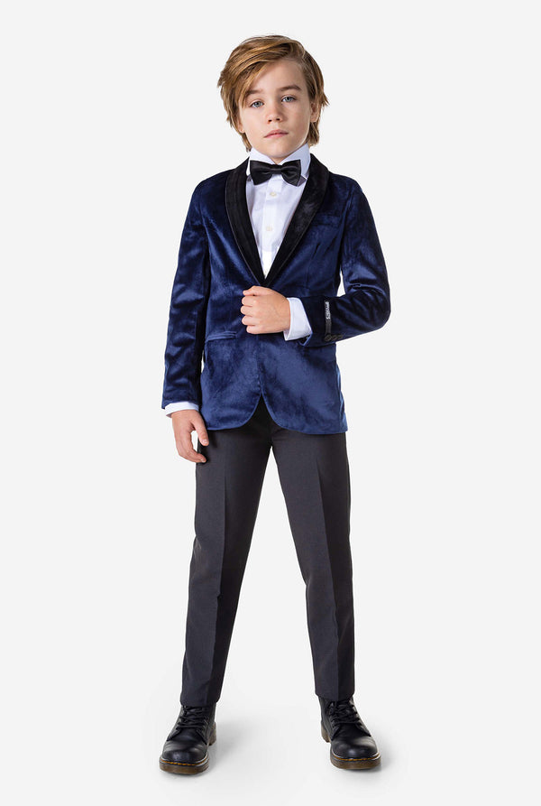 Junge, der blaue Velvet -Weihnachtsfestjacke trägt
