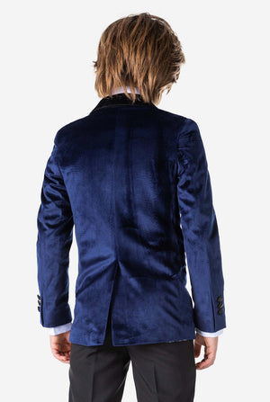Junge, der blaue Velvet -Weihnachtsessen -Jacke trägt, Blick von hinten
