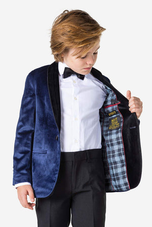 Junge, der blaue Velvet -Weihnachtsfestjacke trägt