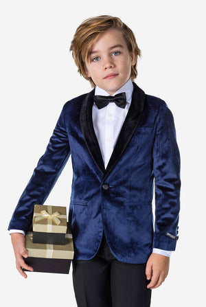 Junge, der blaue Velvet -Weihnachtsfestjacke trägt